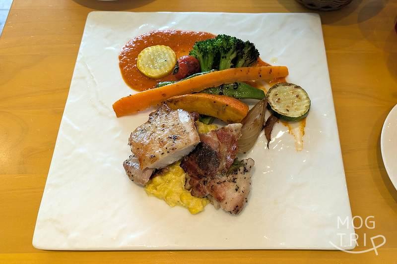 フェルムラテール美瑛の「知床鶏のサルティンボッカ」