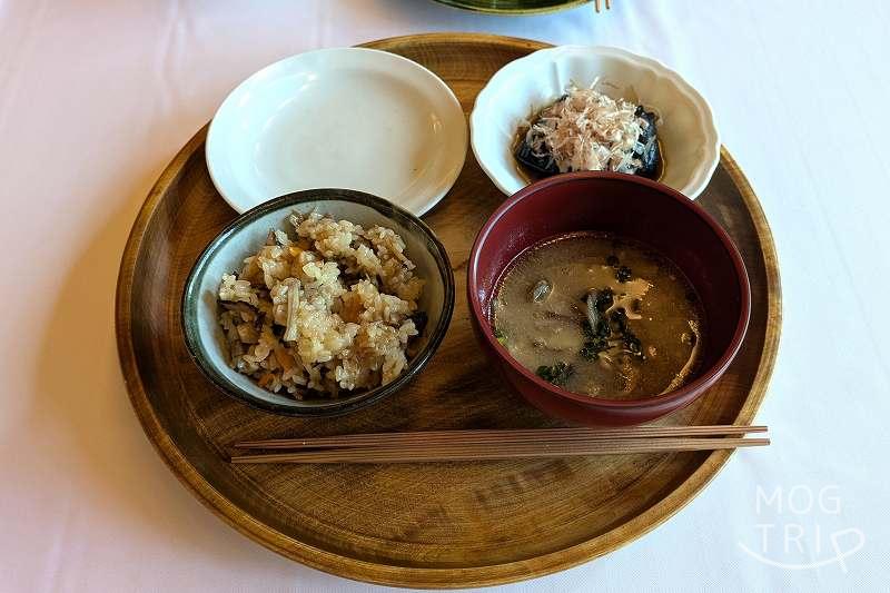 六花山荘の「五目おこわ・お味噌汁など」