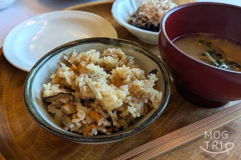 六花山荘の「五目おこわ」