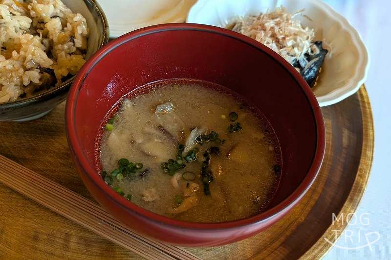 六花山荘の「鶏ときのこのお味噌汁」