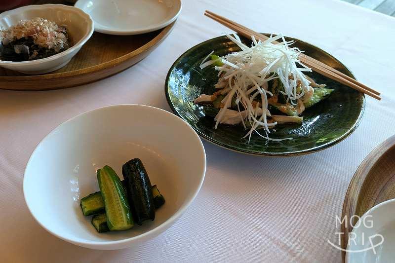 六花山荘の「きゅうりの漬物＆棒棒鶏風」