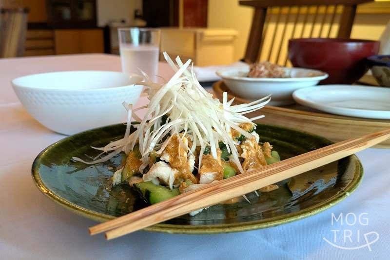 六花山荘の「きゅうりと蒸し鶏の棒棒鶏風」