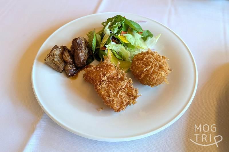 六花山荘の「角煮・ホタテフライ・コロッケ」